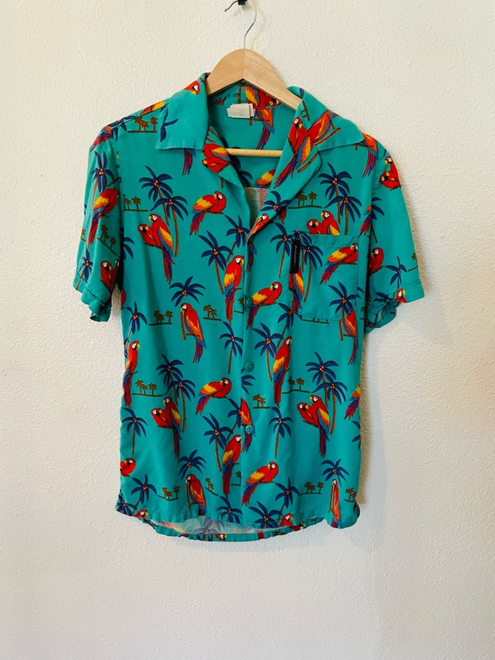 Sisley Paradise Found Magnum PI Short-Sleeve Parrot Print Button-Down Shirt Sz M